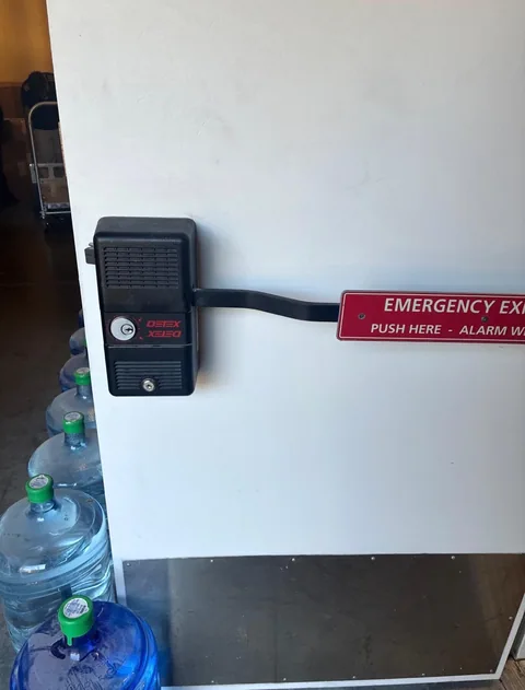 Alarma de salida instalada en una puerta de emergencia