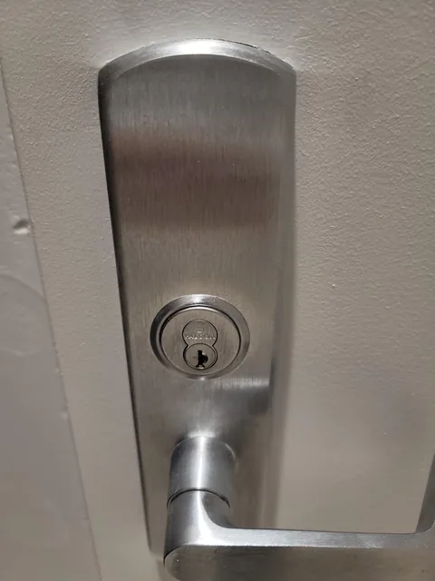 Núcleo intercambiable en una manija comercial