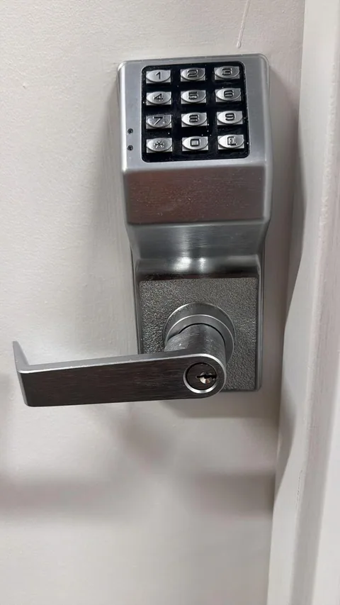 Manija con teclado Alarm Lock en la puerta de una oficina