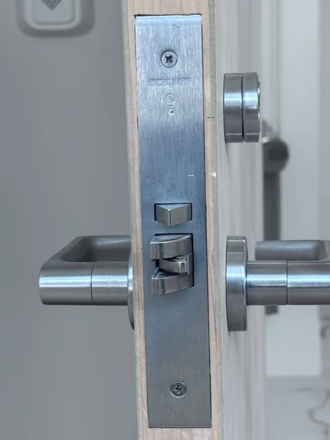 Cuerpo de cerradura mortise metido en el canto de una puerta
